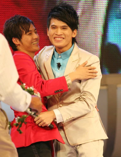 Quốc Thiên: Quán quân Vietnam Idol cầu hôn Hòa Minzy, khóa môi trước 8k người? - Hình 3