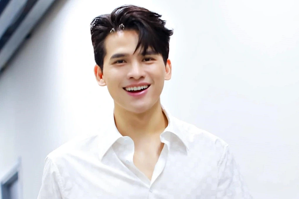 Quốc Thiên: Quán quân Vietnam Idol cầu hôn Hòa Minzy, khóa môi trước 8k người? - Hình 1