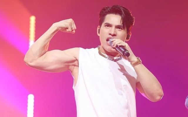 Quốc Thiên: Quán quân Vietnam Idol cầu hôn Hòa Minzy, khóa môi trước 8k người? - Hình 4