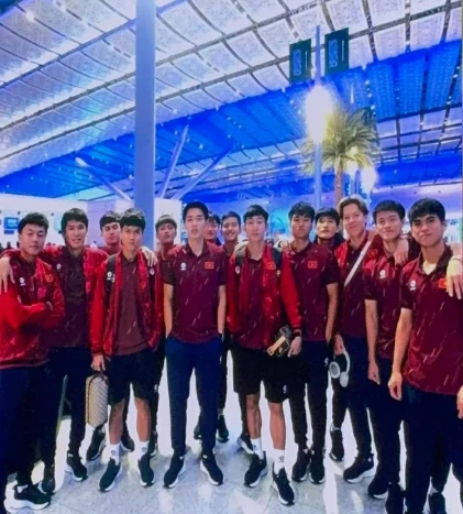 Van Toan and Dinh Bac fought, openly competing for Hoa Minzy in front of 8,000 fans - Photo 3