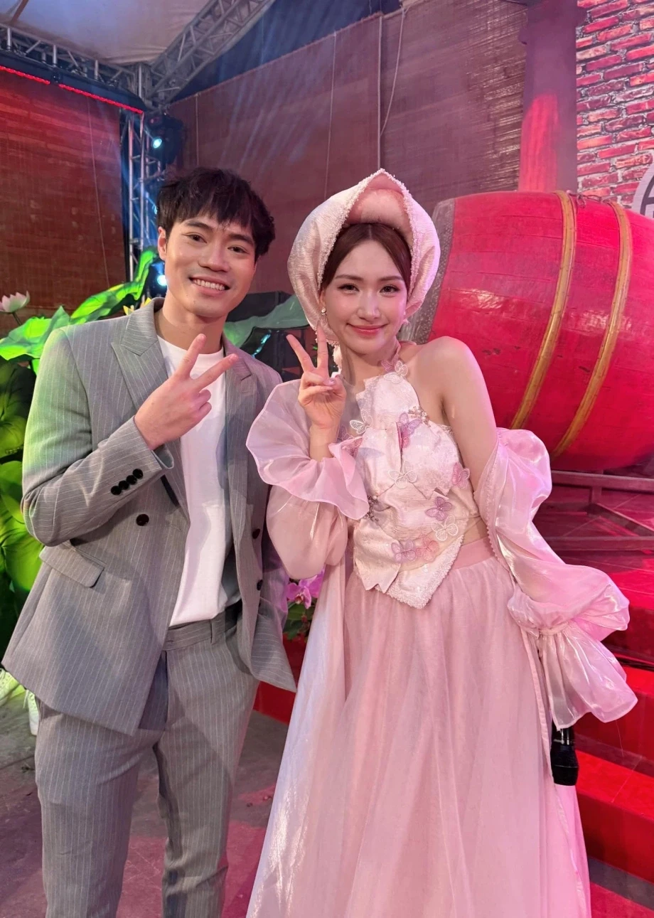 Van Toan and Dinh Bac fought, openly competing for Hoa Minzy in front of 8,000 fans - Photo 5