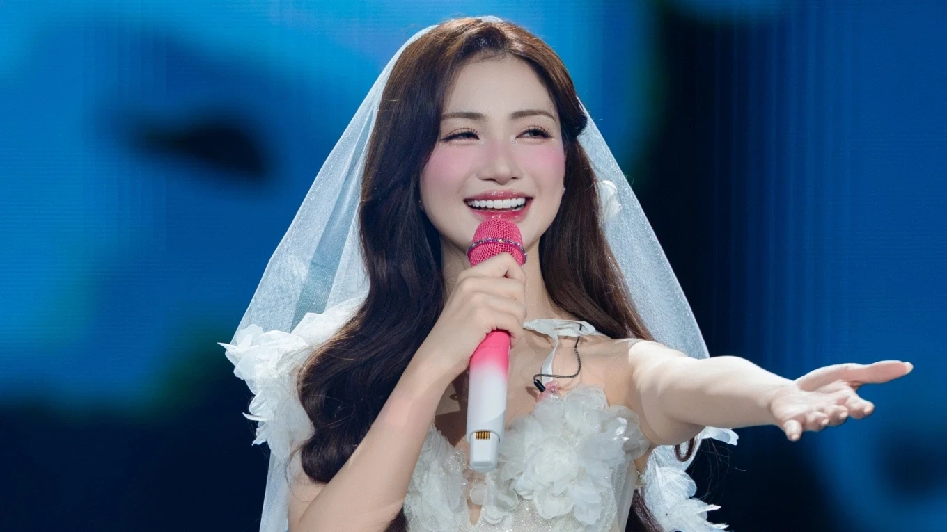 Van Toan and Dinh Bac fought, openly competing for Hoa Minzy in front of 8,000 fans - Photo 6