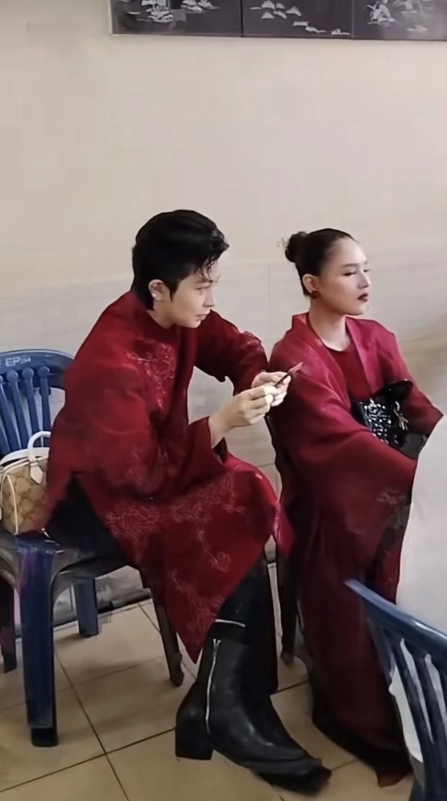 View - Xoài Non stands before the ancestral altar, performing the traditional ceremony with Gil Lê: a rushed wedding due to a shotgun pregnancy? | Hot KOLs | Life - VGT TV