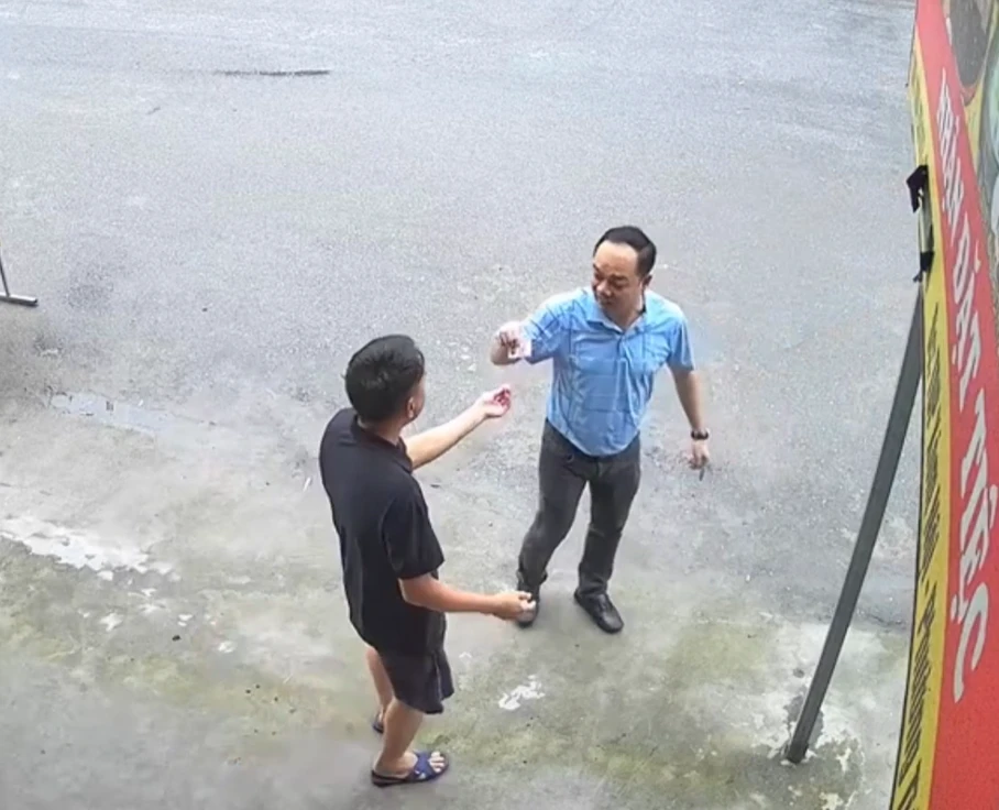 View - The unbelievable truth behind the incident of a man 'borrowing' a local resident's motorbike and speeding away has been revealed. | Hot trend | Life - VGT TV