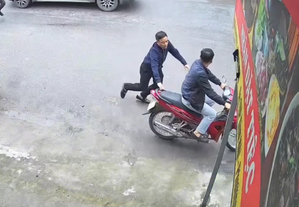 View - The unbelievable truth behind the incident of a man 'borrowing' a local resident's motorbike and speeding away has been revealed. | Hot trend | Life - VGT TV