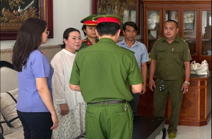 Vợ diễn viên Quý Bình bị công an khám xét nơi ở, thu giữ chứng cứ khó chối cãi - Hình 3