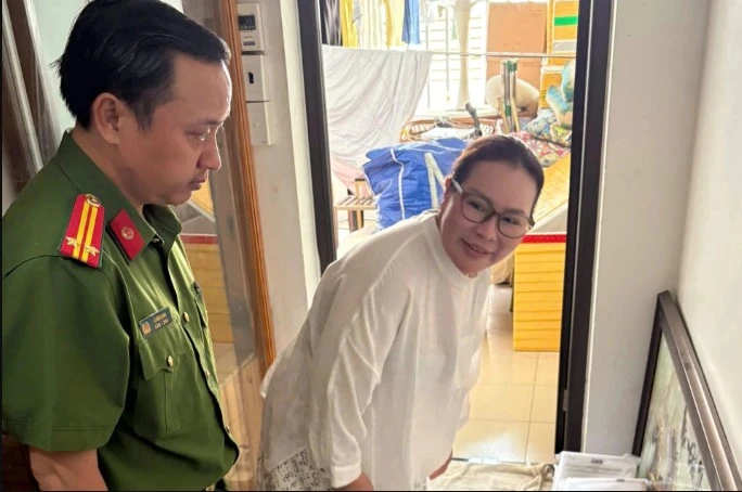 Vợ diễn viên Quý Bình bị công an khám xét nơi ở, thu giữ chứng cứ khó chối cãi - Hình 7