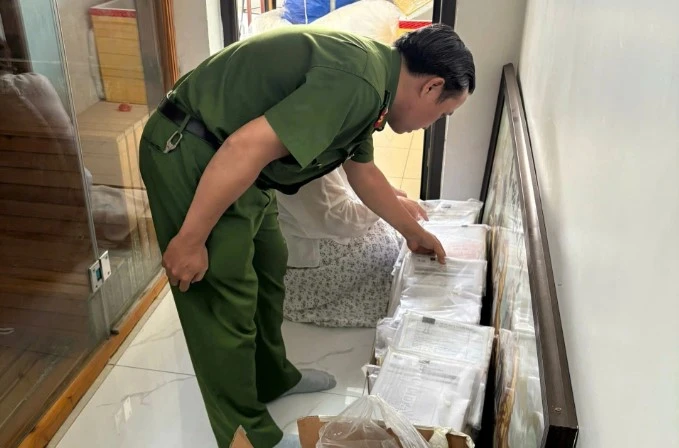 Vợ diễn viên Quý Bình bị công an khám xét nơi ở, thu giữ chứng cứ khó chối cãi - Hình 6