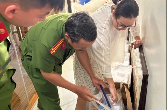 Vợ diễn viên Quý Bình bị công an khám xét nơi ở, thu giữ chứng cứ khó chối cãi - Hình 5