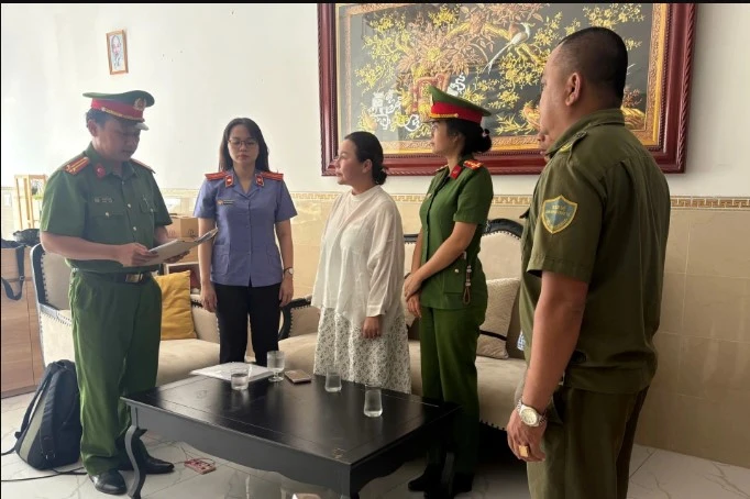 Vợ diễn viên Quý Bình bị công an khám xét nơi ở, thu giữ chứng cứ khó chối cãi - Hình 2