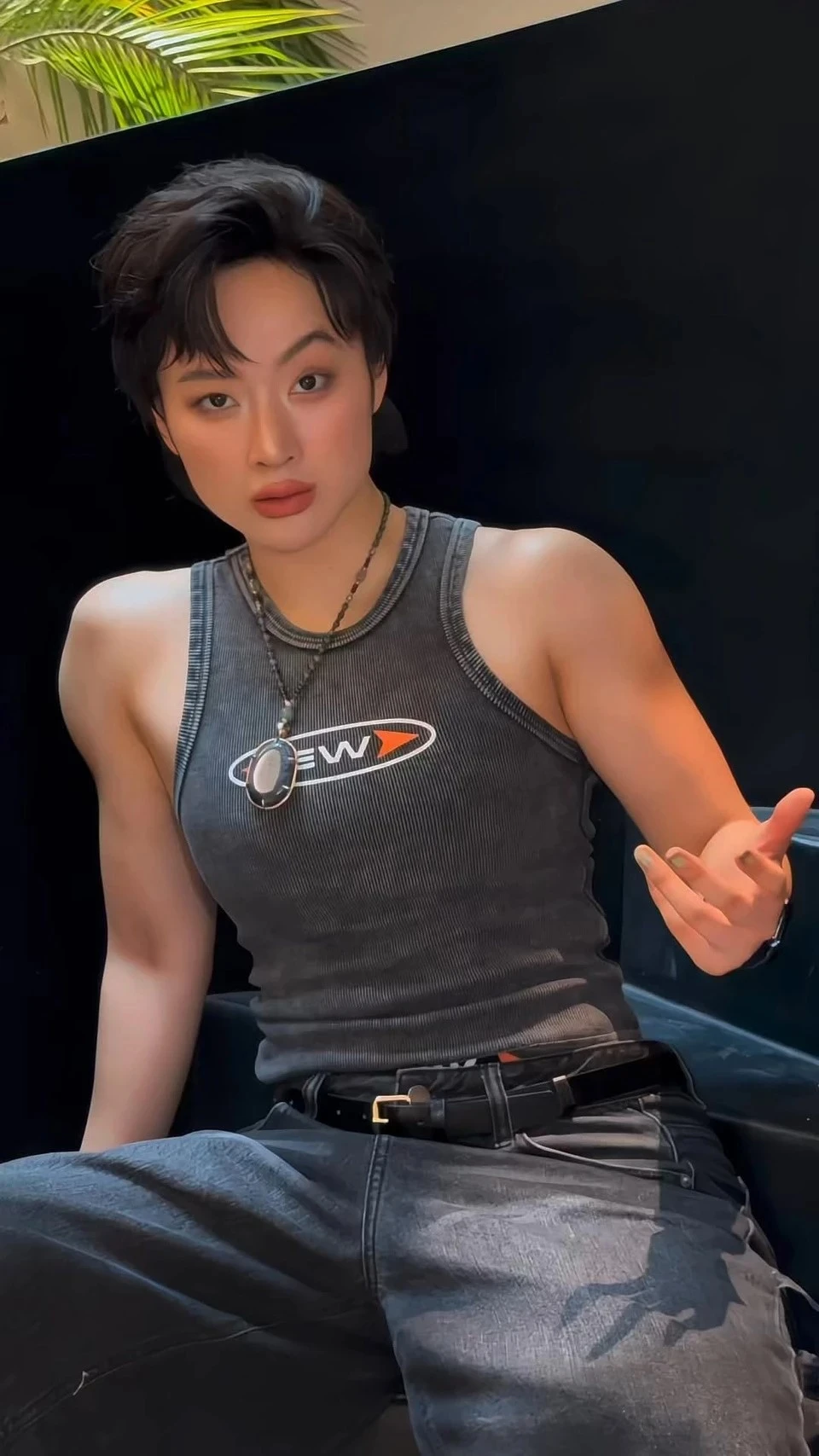 Angela Phương Trinh công khai bạn gái, thân mật trước đám đông thế này, CĐM sốc - Hình 1