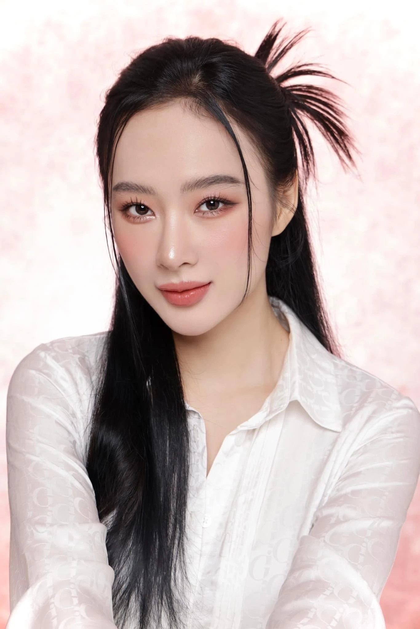 Angela Phương Trinh công khai bạn gái, thân mật trước đám đông thế này, CĐM sốc - Hình 5