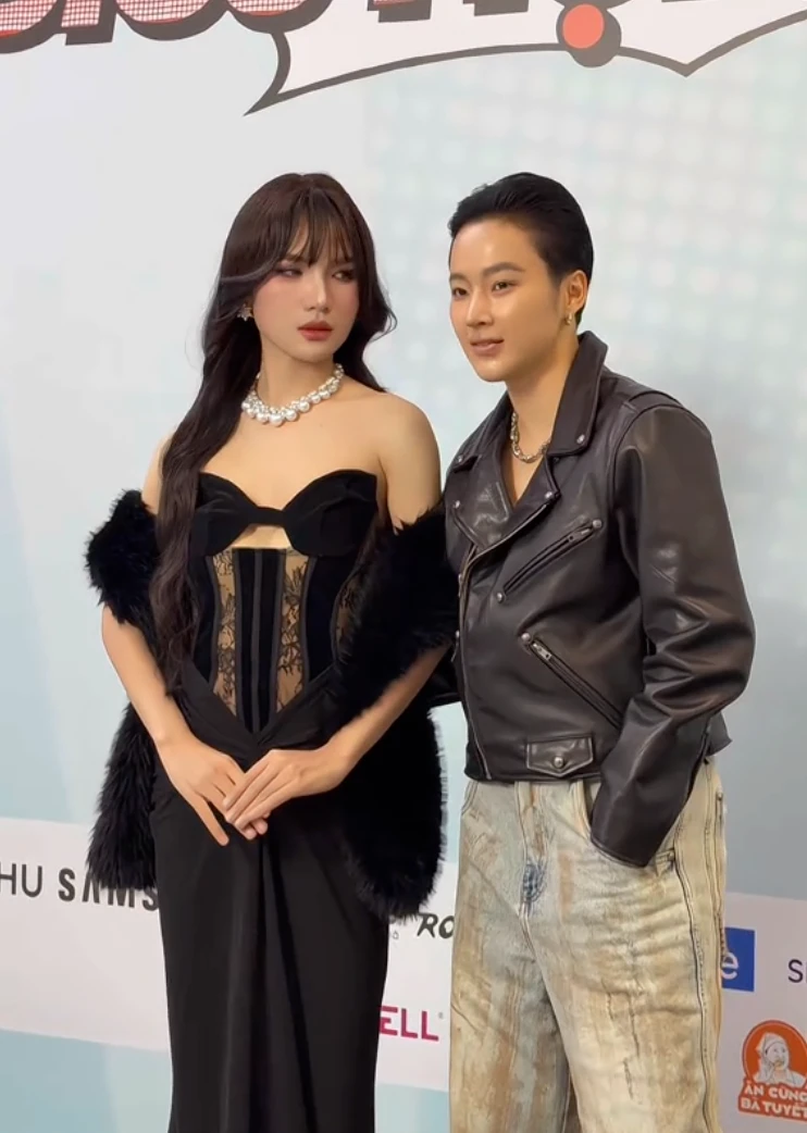 Angela Phương Trinh công khai bạn gái, thân mật trước đám đông thế này, CĐM sốc - Hình 3