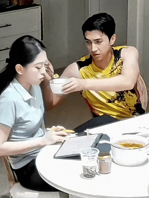 Phương Nga ăn cơm phải có chồng đút, thái độ còn cộc cằn, chồng thốt 3 chứ - Hình 1