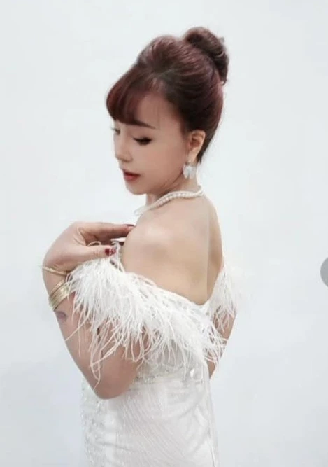 Thu Sao lộ ảnh mặc váy cưới, rộ tin chốt tình trẻ tomboy, CĐM sốc - Hình 6