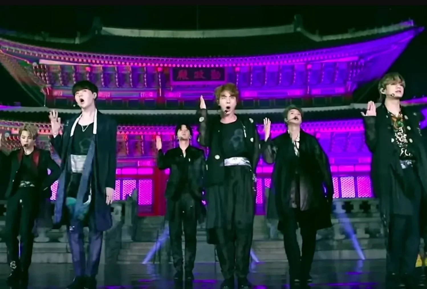 BTS tổ chức concert miễn phí, nhiều hoạt động vui chơi tạm dừng, CĐM tranh cãi - Hình 1