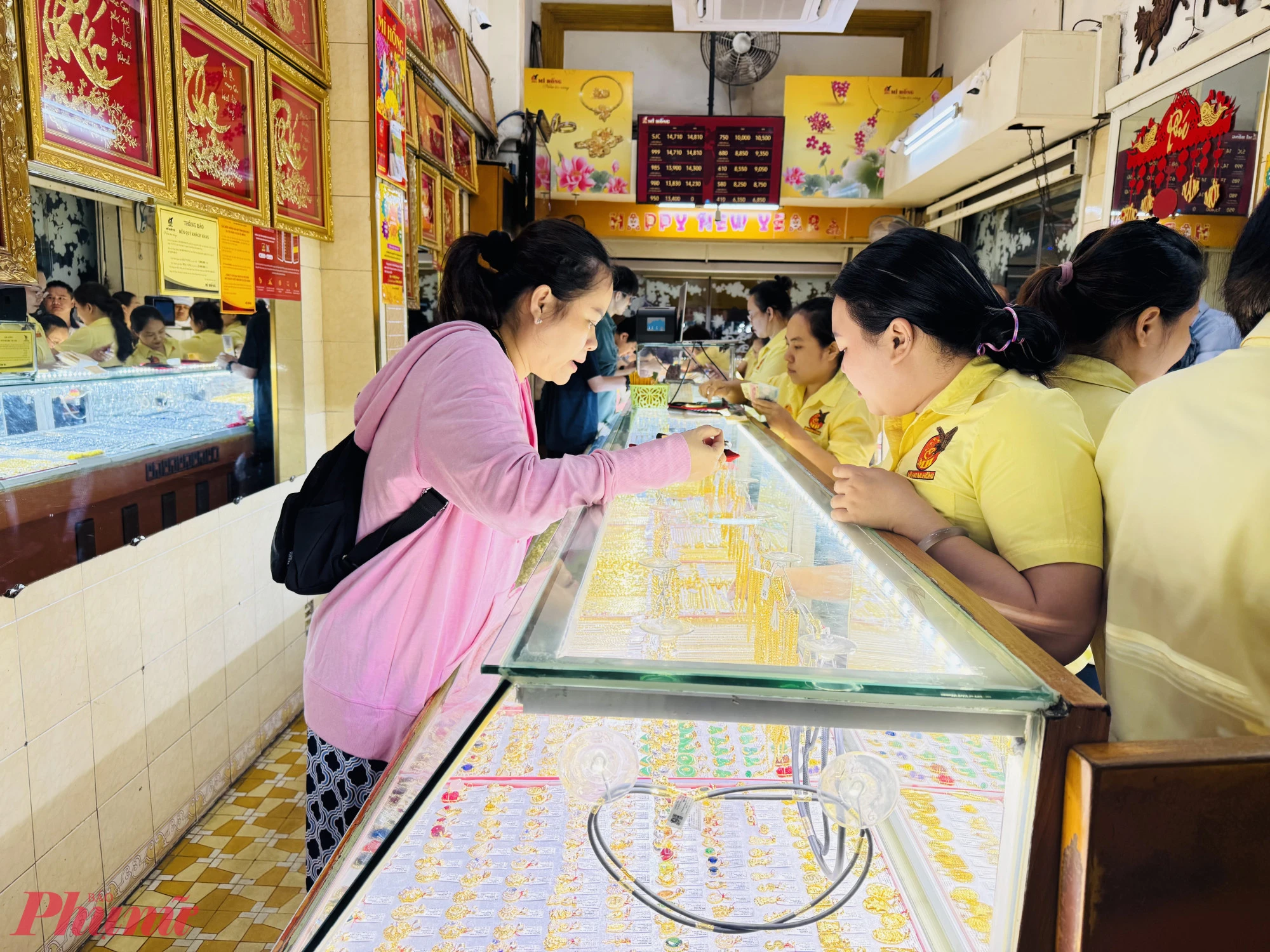 Gold prices suddenly dropped sharply during the conflict in the Middle East, Vietnamese people were in turmoil? - Photo 7