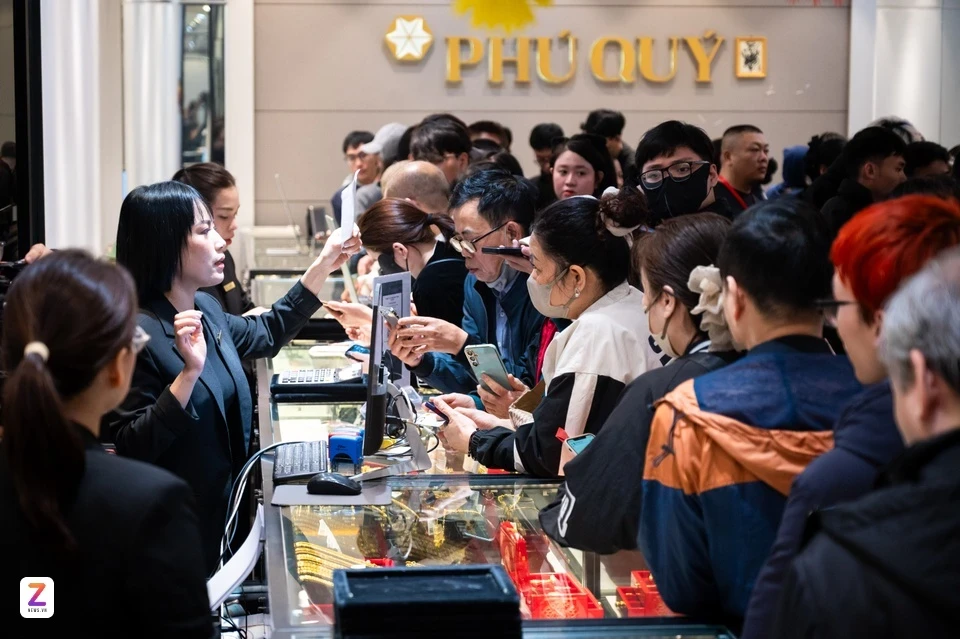 Gold prices suddenly dropped sharply during the conflict in the Middle East, Vietnamese people were in turmoil? - Photo 1