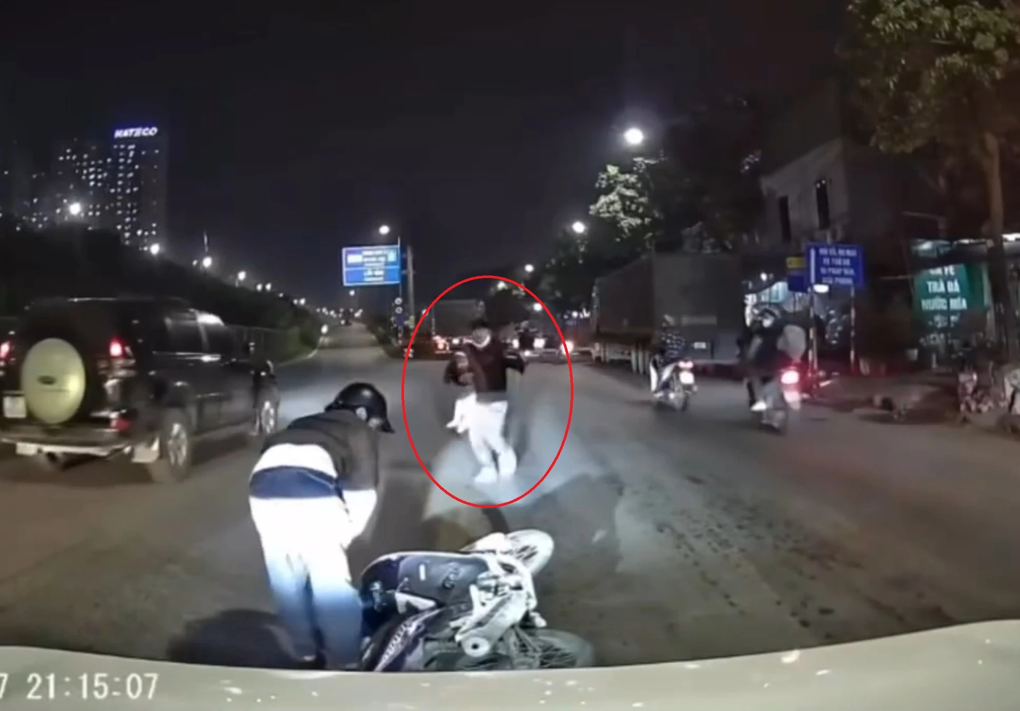 Vụ xe bán tải tạt đầu xe máy ở Hà Nội, lộ danh tính tài xế lươn lẹo, bị CA tóm? - Hình 3