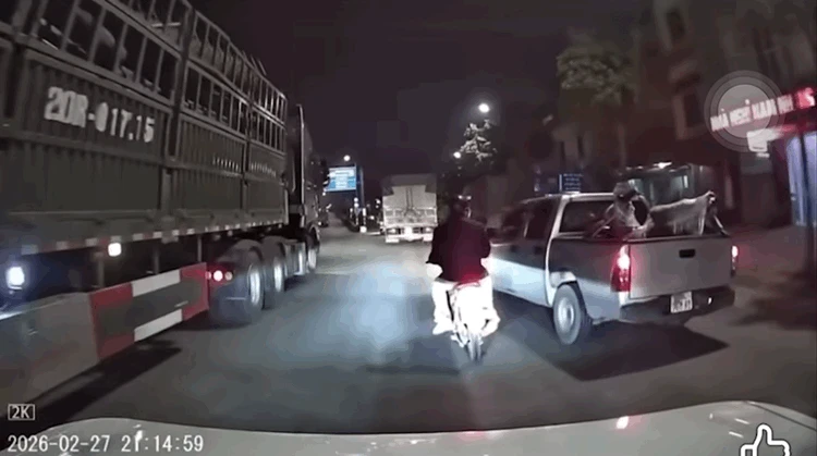 Vụ xe bán tải tạt đầu xe máy ở Hà Nội, lộ danh tính tài xế lươn lẹo, bị CA tóm? - Hình 1