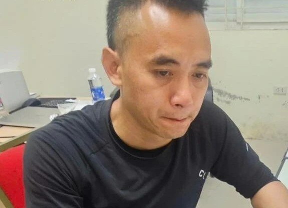 Vụ xe bán tải tạt đầu xe máy ở Hà Nội, lộ danh tính tài xế lươn lẹo, bị CA tóm? - Hình 5