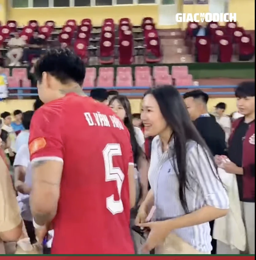 View - Van Hau's wife was caught alive by the passing team, the cam photo is often different when there is a virtual life filter | Hot KOLs | Life - VGT TV