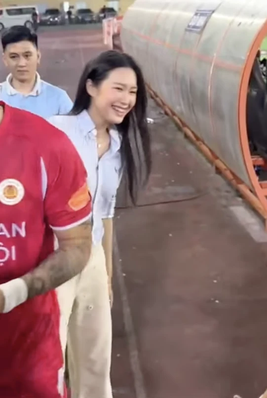 View - Van Hau's wife was caught alive by the passing team, the cam photo is often different when there is a virtual life filter | Hot KOLs | Life - VGT TV