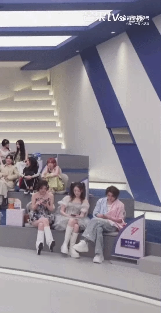 Nhóm Tỷ Tỷ hát dở ẹc, nhảy như dưỡng sinh, khiến đội Trang Pháp ấm ức - Hình 2