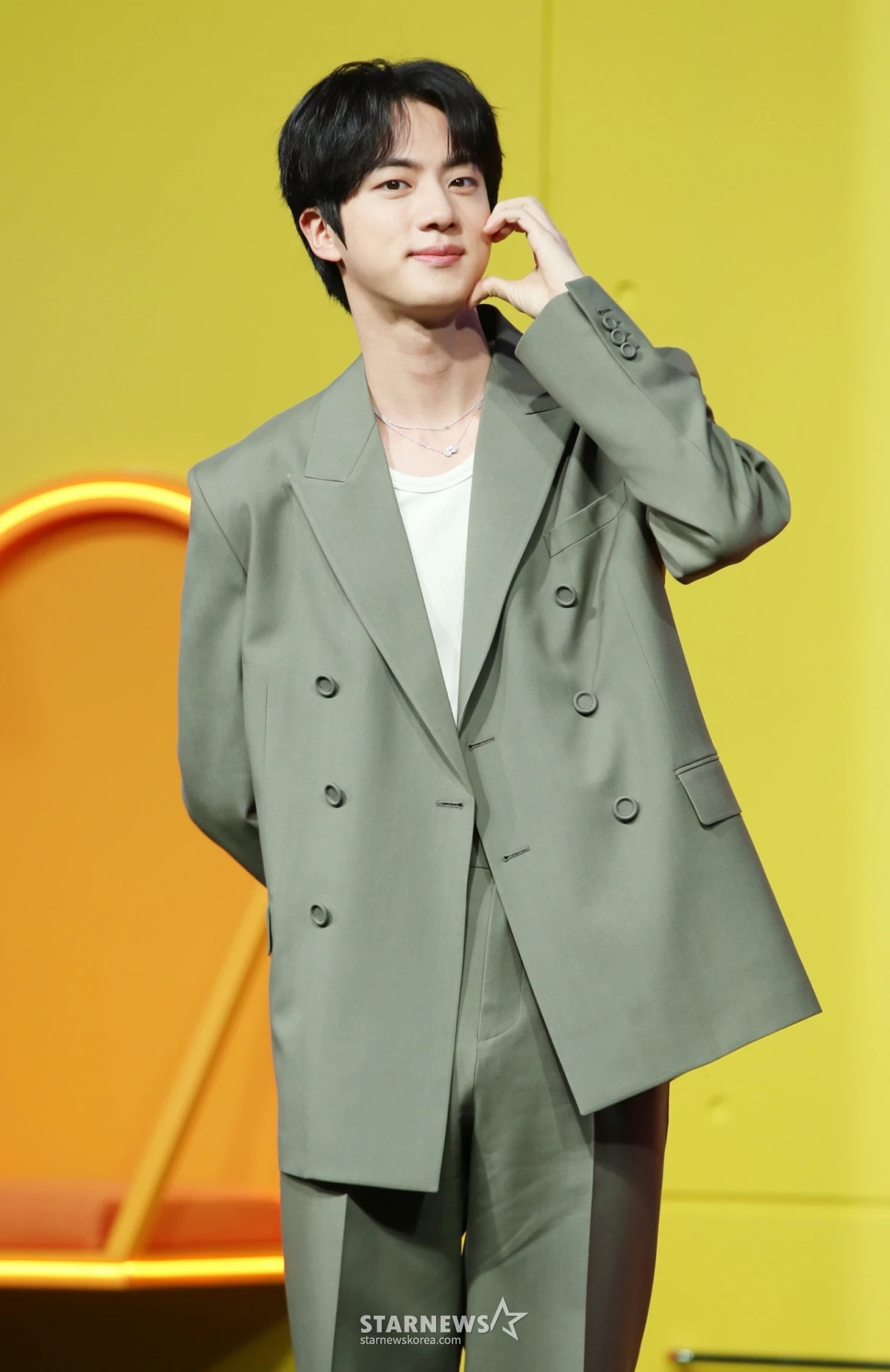 Gallery - Jin rộ nghi vấn bị đối xử bất công trong BTS, không ghi công trong album mới? | Sao Hàn | Giải trí - VGT