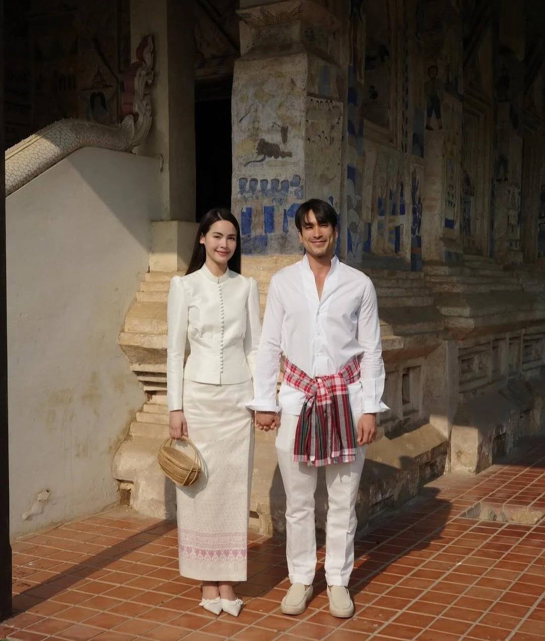 Gallery - Nadech Kugimiya kết hôn với bạn gái 15 năm, lộ thủ tục lạ lùng, phải thề 7 điều? | Showbiz 24h | Giải trí - VGT