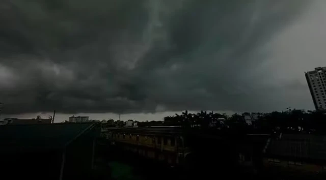 Bầu trời Hưng Yên đang sáng trưng bỗng tối sầm giữa trưa, CĐM mua đồ tích trữ? - Hình 5