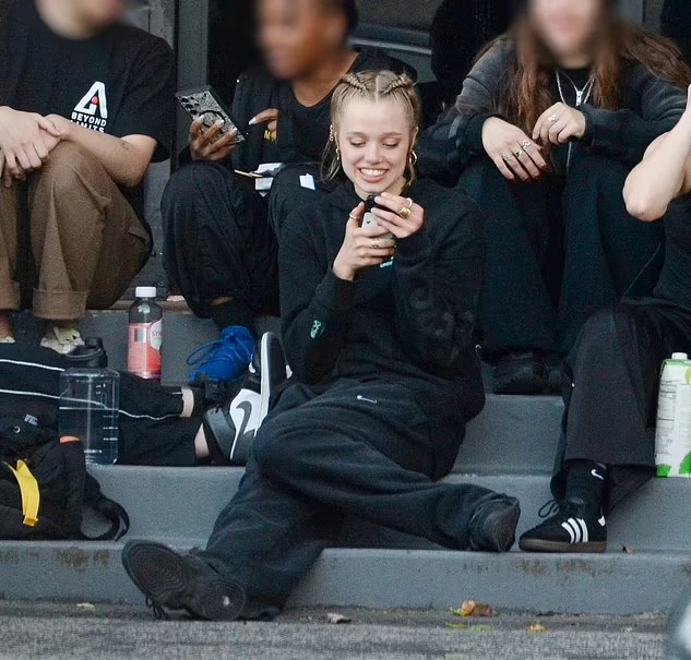 Angelina Jolies daughter stars in a Kpop MV, her mothers appearance causes a fever - Photo 6