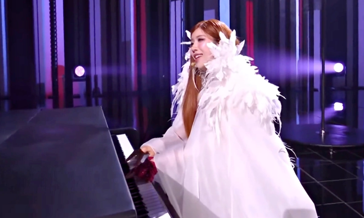 Đạp gió 2026: Trang Pháp múa cột, hát 4 thứ tiếng, vẫn bị dàn Tỷ tỷ cô lập? - Hình 3