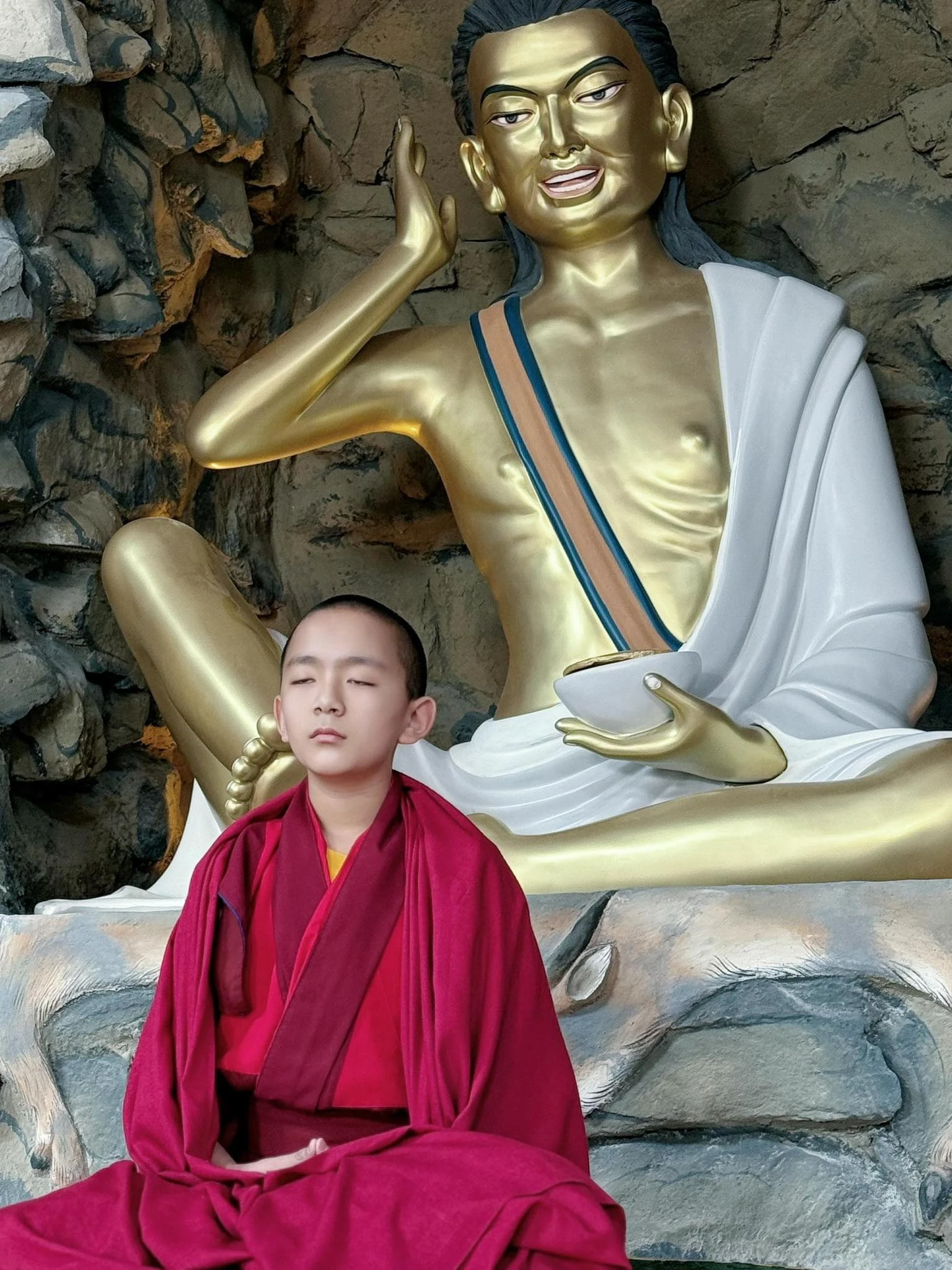 Hoàng tôn Vairochana Rinpoche: Phật sống tái sinh của Bhutan, 12 tuổi là tiến sĩ - Hình 7