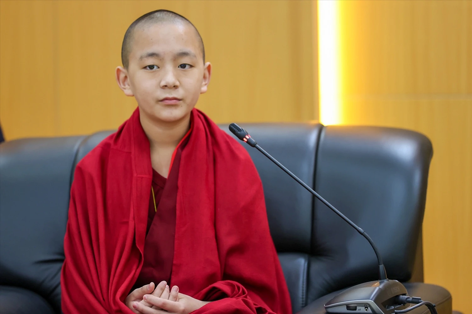 Hoàng tôn Vairochana Rinpoche: Phật sống tái sinh của Bhutan, 12 tuổi là tiến sĩ - Hình 6