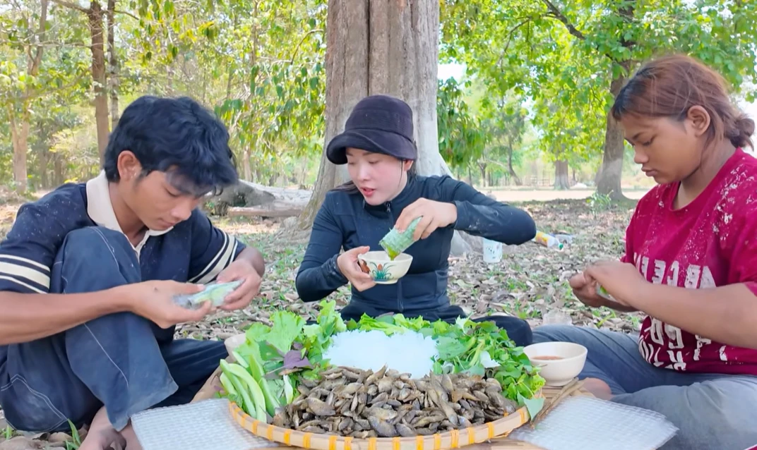 Sang Vlogs wife held a happy dining party, living luxuriously in the house to wear her husband sick? - Photo 1