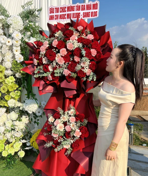 Sang Vlogs wife held a happy dining party, living luxuriously in the house to wear her husband sick? - Photo 7