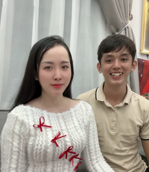 Sang Vlogs wife held a happy dining party, living luxuriously in the house to wear her husband sick? - Photo 4