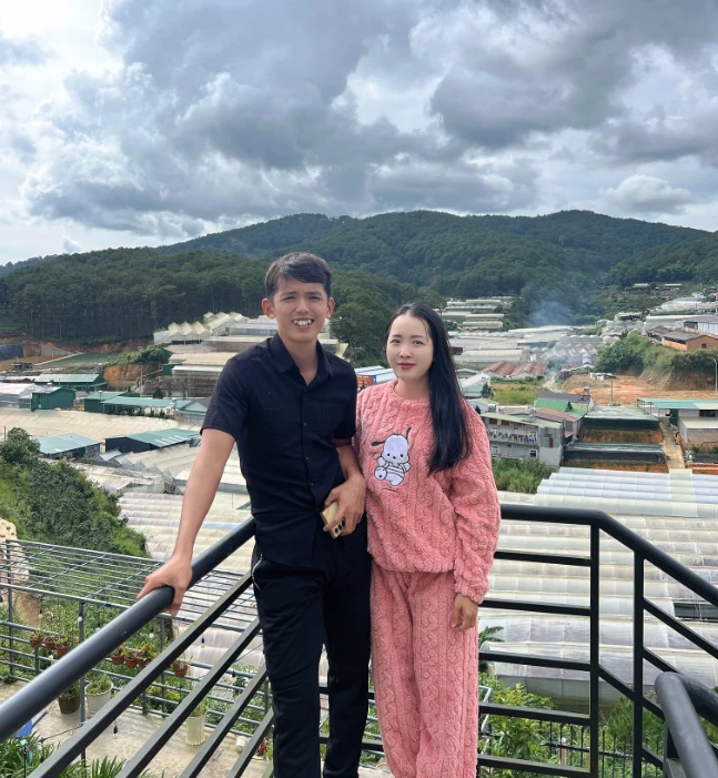 Sang Vlogs wife held a happy dining party, living luxuriously in the house to wear her husband sick? - Photo 6