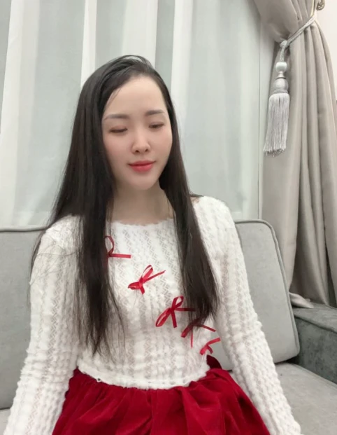 Sang Vlogs wife held a happy dining party, living luxuriously in the house to wear her husband sick? - Photo 3